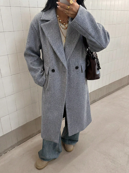 This long wool coat features casual lapels. Warm and comfortable, it is a must‑have for everyday wear, office outfits and the back‑to‑school season.